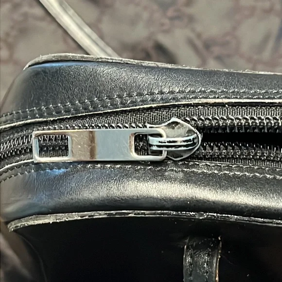 Gucci Shoulder Bag - Picture 7 of 12